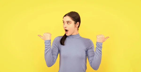 Reklam Förbluffad Kvinna Som Pekar Finger Kopieringsutrymme Skönhet Och Mode — Stockfoto