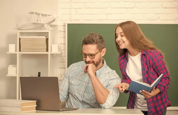 Usmívající Otec Dítě Studium Škole Knihou Notebookem Tabuli Pozadí Komunikace — Stock fotografie