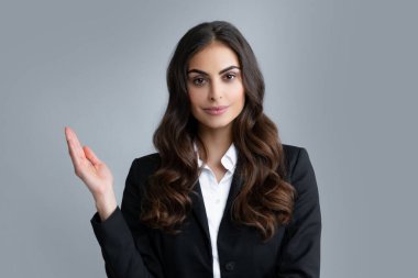 Kadın fotokopi alanını işaret ediyor, kopyalama alanını gösteriyor. Promosyon, reklam içerikli jest gösteren kız, elle tavsiye edilen ürünü işaret ediyor. İzole edilmiş arkaplan