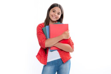 Kopya kitabı olan liseli kız izole edilmiş arka planda poz veriyor. Edebiyat dersi, ilkokul. Entelektüel çocuk okuyucusu. Mutlu gülümseyen genç kızın portresi.