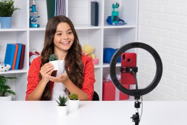 Blogculuk, video blogu. Telefon kaydı videosu olan genç bir çocuk blogcu. Nüfuzlu genç kız akıllı telefonun önünde konuşuyor. Mutlu kız yüzü, pozitif ve gülümseyen duygular