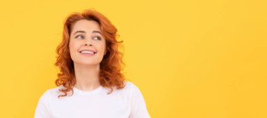 Aşk hediyesi. Aşk hediyeli mutlu kızıl saçlı kadın. Tatlım. Sevgililer günü indirimi. İzole edilmiş yüz portresi, kopyalama alanı olan pankart