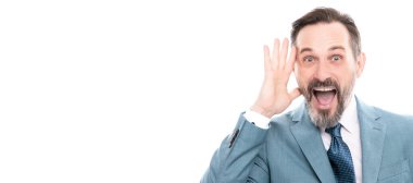 Boz adam telefon ekranını sunuyor. Şaşırtıcı iş adamı akıllı telefon gösteriyor. İnsan yüzü portresi, kopyalama alanı olan pankart