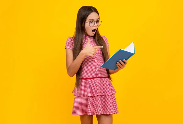 Teenager School Girl Books Isolated Studio Background Shocked Surprised Teenager — ストック写真
