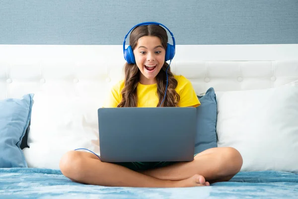 Tini Gyermek Fejhallgató Pihenni Ágyon Otthon Zenét Hallgatni Laptoppal Gyerek — Stock Fotó