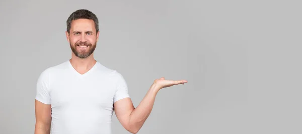 Happy Caucasian Guy Show Open Hand Grey Background Copy Space — стоковое фото