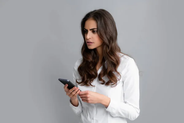 Seriös Affärskvinna Tittar Telefonskärmen Läser Meddelande Smartphone Skriver Text Smart — Stockfoto