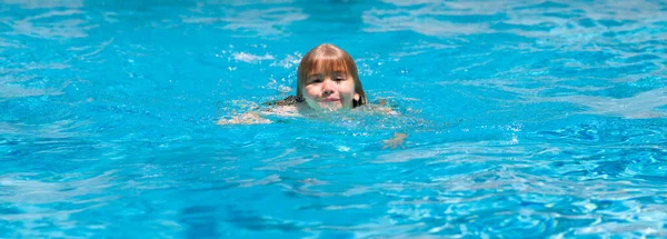 Niño Divertido Relajándose Una Piscina Divirtiéndose Durante Las Vacaciones Verano —  Fotos de Stock