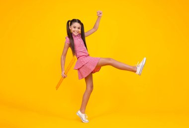 Okul üniformalı kız matematiksel ölçü alıyor. Ölçü ölçümü. Okul ekipmanları. Ergen öğrenci kök disiplini okuyor. Çılgın atlayış, zıplayan çocuklar