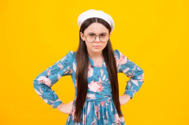 Stüdyonun arka planında izole edilmiş kameraya bakan öfkeli genç kızın portresi. Mutsuz üzgün ergen çocuk.