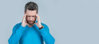 İnsan yüzü portresi, fotokopi alanı olan pankart. Sakallı olgun bir adamın heacache 'si vardır ya da gri arka plan ve konsantrasyon üzerinde yoğunlaşır.