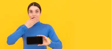 İzole edilmiş yüz portresi, fotokopi alanı olan pankart. İş kadını ekranı göster, boşluğu kopyala. çevik iş günlüğü