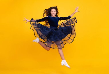 Mutlu yüz, pozitif ve gülümseyen genç kız duyguları. Hareketli elbisesi olan uzun boylu bir genç. Uçan etekli genç bir çocuk. Genç kız çırpınan elbise, sarı renkte soyutlanmış.