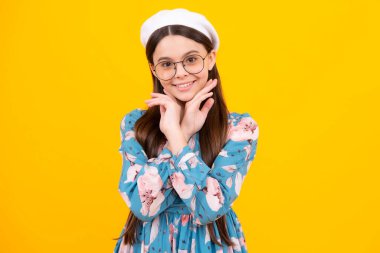 Mutlu ergen, pozitif ve gülümseyen duygular. Tecrit edilmiş genç ve tatlı bir kız. Güzel bir çocuğun stüdyo portresi