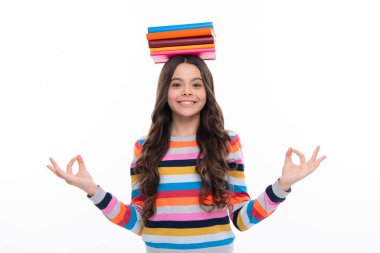 Okula dönelim. Kitaplı liseli bir kızın portresi. Çocuk okulu ve eğitim konsepti. Öğrenci kız. Mutlu kız yüzü, pozitif ve gülümseyen duygular