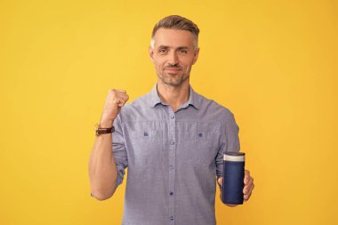 Saç bakımı ve cilt bakımı. Erkekler için kozmetik ürünler sunuyorum. Duş jeli kullanan adam. Adam şampuan şişesini ya da saç kremini seçiyor. Günlük alışkanlıklar ve kişisel bakım. Gri ve ağarmış saçlar.