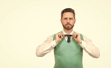 Saç ve sakal bakımı. Resmi iş adamı beyazdan soyutlanmış. Kendine güvenen ve bıyıklı yakışıklı bir adam. Erkek modası. Erkek güzelliği. Boz adam kravatı düzeltiyor. Sakallı, olgun, zarif bir adam..