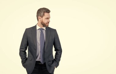 Ciddi bir iş adamı beyaz fotokopi alanında izole edilmiş iş elbisesi giyer, patron..