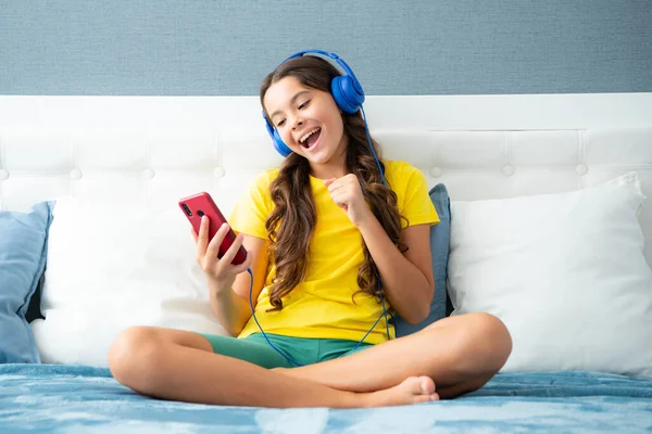 Happy Teen Teenage Girl Headphones Relax Bed Home Listen Music — Stock Photo, Image