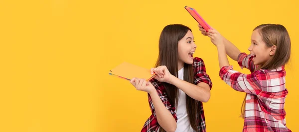 Vrienden Van Schoolmeisjes Vrolijke Kinderen Gaan Huiswerk Maken Met Boeken — Stockfoto