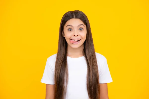 Cara Miúdos Engraçados Retrato Adolescente Bobo Menina Sorrindo Mostrando Língua — Fotografia de Stock
