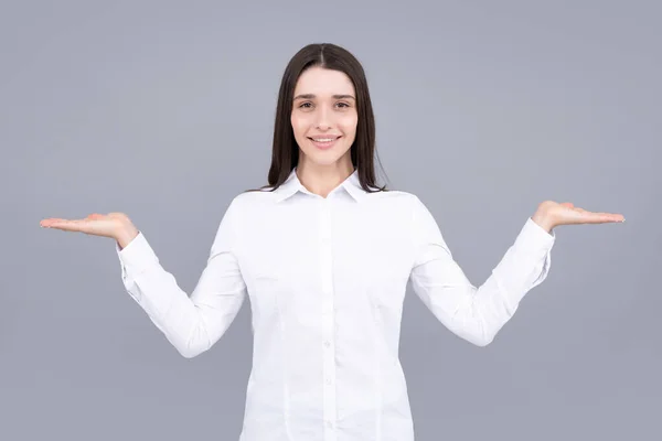 Mujer Apuntando Espacio Copia Mostrando Espacio Copia Apuntando Promo Chica —  Fotos de Stock