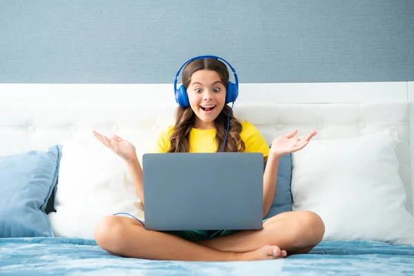 Teenager Girl Headphones Relax Bed Home Using Laptop Child Earphones — Stock fotografie