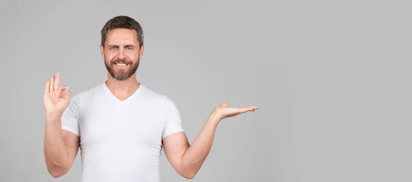 Happy Guy Show Open Hand Making Ring Gesture Grey Background — Stockfoto