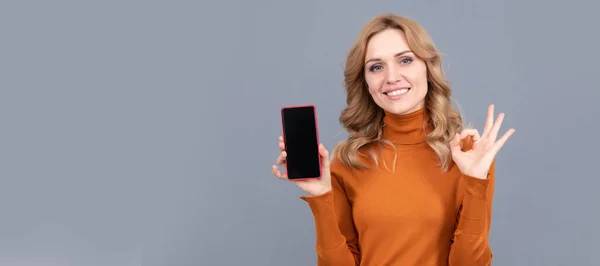 Schválený Mobil Happy Girl Show Znamení Smartphone Schválený Koncept Portrét — Stock fotografie