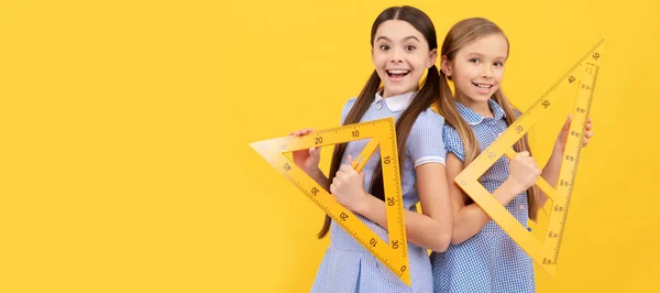 Шкільні Дівчата Друзі Щасливі Дівчата Підлітки Трикутні Правителі Шкільна Освіта — стокове фото