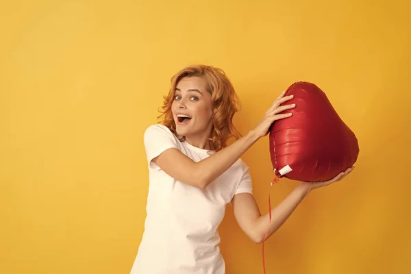 Happy Redhead Girl Love Heart Balloon Valentine — Φωτογραφία Αρχείου