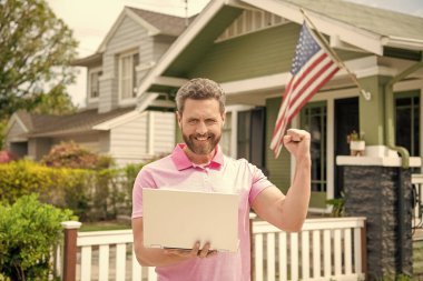 Emlak sigortası tanıtımı. Başarılı mutlu simsar. İpotek sigortacısı. Amerikan satış müdürü. Satılık bir emlakçı. Emlakçı bilgisayarda çalışıyor. Kira ya da yeni bir ev al. ev sigortası.