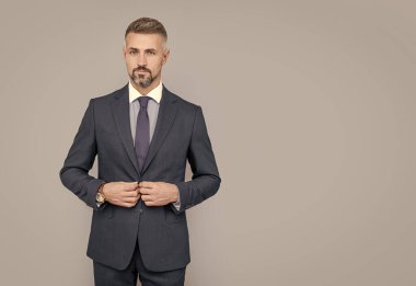 Resmi takım elbiseli, resmi kıyafetli, gri saçlı olgun patron..