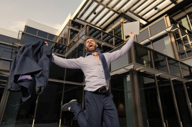 İş başarısı. Başarılı patron atlayışı. Heyecanlı girişimci atlayışı. İş heyecanı. Adam pozitifliğini ifade ediyor. Profesyonel sakallı CEO başarıyı kutluyor. Olgun iş adamı.