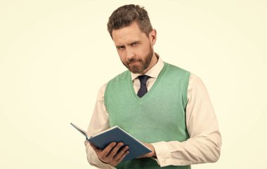 ciddi adam okuma planlayıcısı beyaz arka planda izole, planlama.