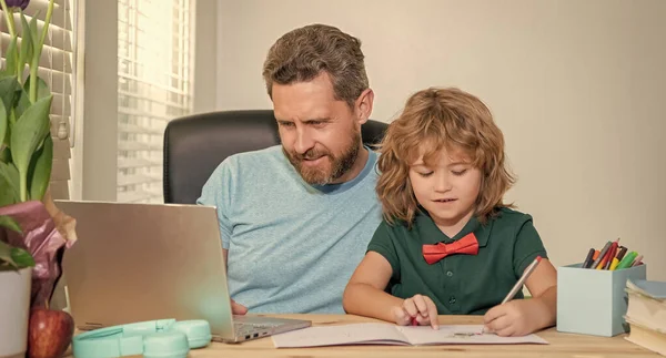 Educación Hogar Elearning Vuelta Escuela Padre Hijo Usan Computadora Casa — Foto de Stock