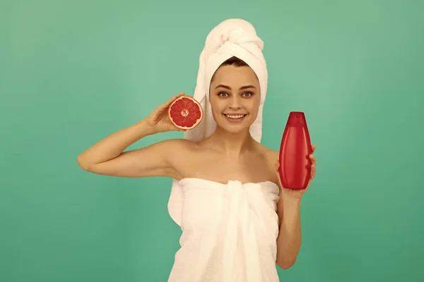 Vrolijk Mooi Vrouw Handdoek Met Grapefruit Shampoo Fles Blauwe Achtergrond — Stockfoto