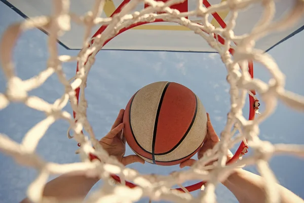 Basketbolcu Topu Potaya Atıyor — Stok fotoğraf