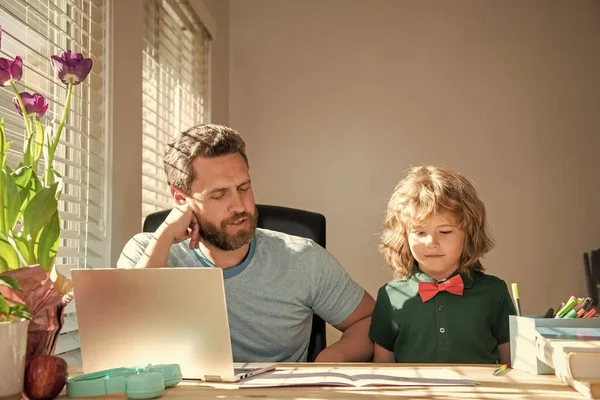 Πίσω Στο Σχολείο Συμπυκνωμένος Πατέρας Και Γιος Χρησιμοποιούν Υπολογιστή Στο — Φωτογραφία Αρχείου