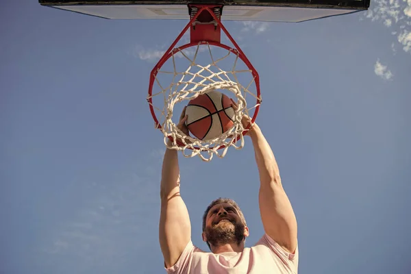 Glad Man Spelare Kasta Basket Bollen Genom Korgen Motivation — Stockfoto