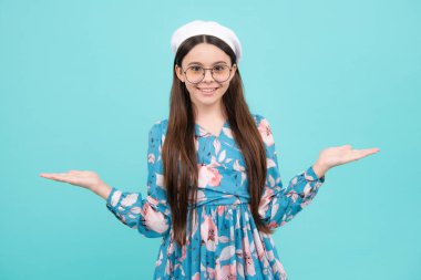 Vay canına, inanılmaz. Şok olmuş bir çocuk fotokopi alanını işaret ediyor. İki eliyle ve parmaklarıyla kenarı gösteren genç bir kız. Mutlu ergen, pozitif ve gülümseyen duygular