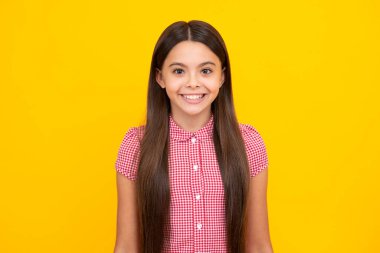 Küçük bir kız çocuğu. 12,13 yaşında, 14 yaşında. Tecrit edilmiş bir geçmişi var. Çocuk stüdyo resmi. Duygusal çocukların yüzü