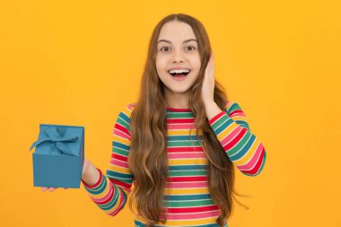 Hediye kutusu olan genç bir çocuk, stüdyo izole edilmiş bir geçmişi var. Doğum günü hediyesi, sevgililer günü, yeni yıl ya da Noel. Çocuk hediye kurdeleli hediye kutusunu tut.