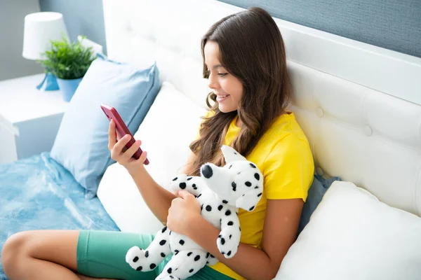 Teenager Girl Relax Bed Home Using Phone Browse Internet Smartphone — Stockfoto
