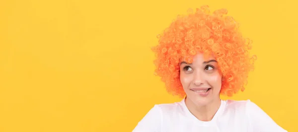 Dreamy Freaky Woman Curly Clown Wig Imagine Something Imagination Woman — Fotografie, imagine de stoc
