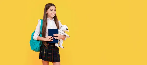 Sırt Çantası Oyuncağı Okul Üniformalı Mutlu Çocuk Sarı Arka Planda — Stok fotoğraf