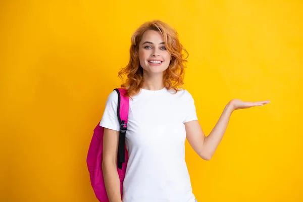 Zaskoczony Zabawy Nastolatek Student Dziewczyna Plecakiem Pastelowym Tle Żółty Kolor — Zdjęcie stockowe