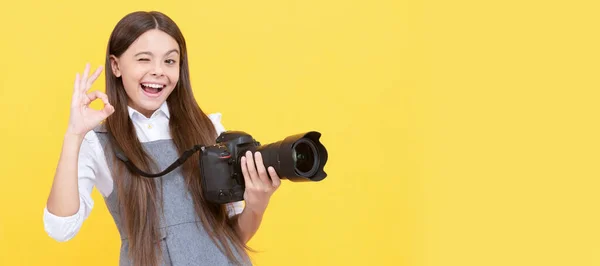 Vrolijk Kind Meisje Nemen Foto Met Digicam Show Gebaar Fotografie — Stockfoto