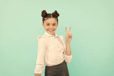 Barışçı. Okul çağındaki çocuk V işareti gösteriyor. Mutlu çocuk mavi arka planı. Temel eğitim. Okula dönelim. 1 Eylül. Bilgi toplama günü. Mutlu çocukluk.