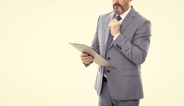 Notlar alan başarılı bir adam. Girişimci projeyi okudu. İnşaat belgeleriyle CEO. Elinde dosya olan patron. Kontrat imzalıyorum. kopyalama alanı. İş adamı klasörü. iş uzmanlığı.